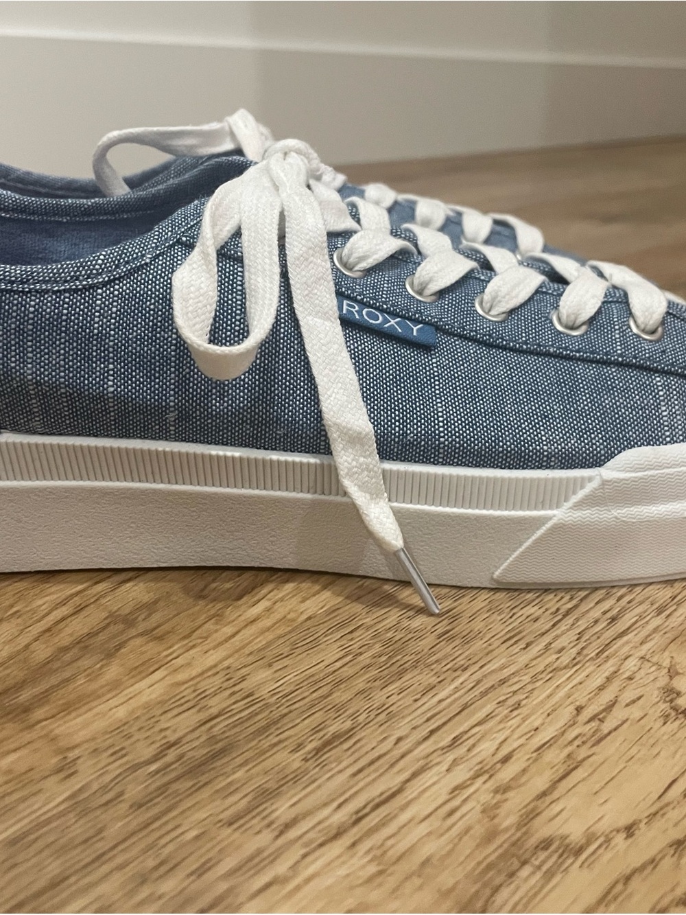 Roxy WoMen’s Denim-Blue Canvas Low-Top Sneakers